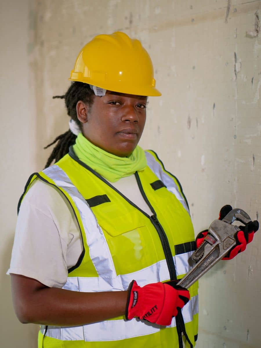 Électricienne en tenue de chantier au travail