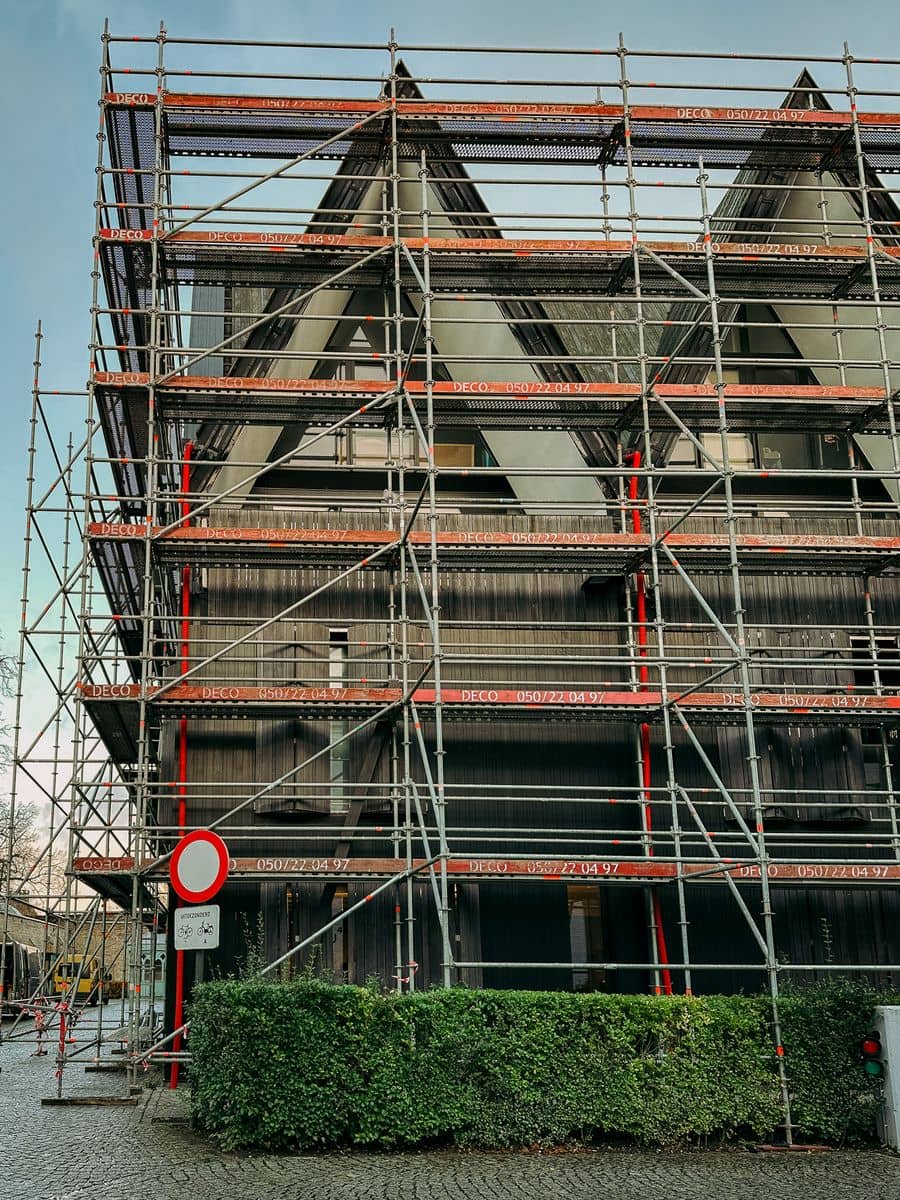 Échafaudage monté le long d’une façade d’immeuble